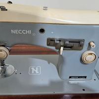 Macchina da cucire vintage Necchi 513