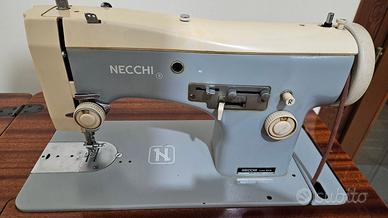 Macchina da cucire vintage Necchi 513