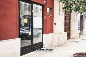 Centralissimo locale commerciale via di palma