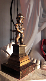 Scultura vintage putto che fa pipi