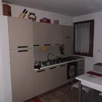 Cucina con elettrodomestici