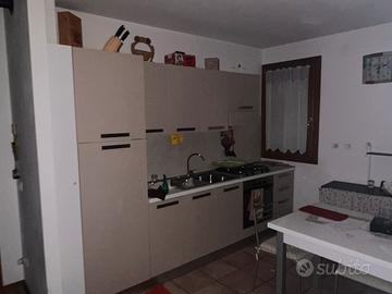 Cucina con elettrodomestici