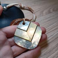 Collana con pendente in madreperla e cordino