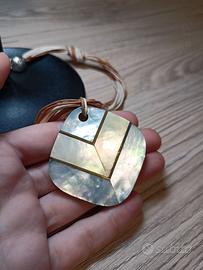 Collana con pendente in madreperla e cordino