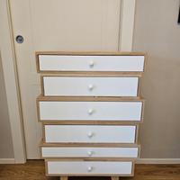 Cassettiera di legno stile scandinavo