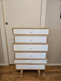 Cassettiera di legno stile scandinavo