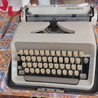 macchina da scrivere Adler