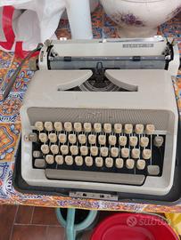 macchina da scrivere Adler