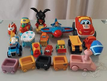 Trenini, camion e altri giochi per l'infanzia.