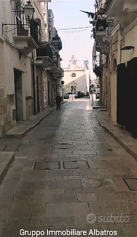 Locale con bagno nel centro storico di teiggiano