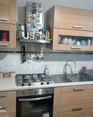 cucina e parete attrezzata e tavolo 