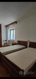 Contorno letto singolo in legno con rete € 80,00