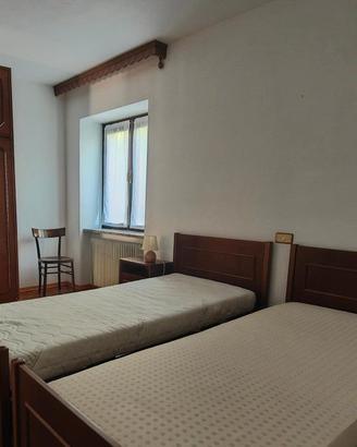 Contorno letto singolo in legno con rete € 80,00