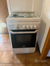 Cucina a gas Indesit 4 fuochi con forno a gas