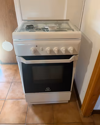 Cucina a gas Indesit 4 fuochi con forno a gas