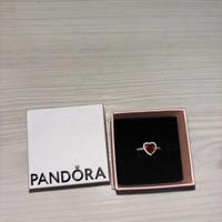 anello pandora con cuore rosso