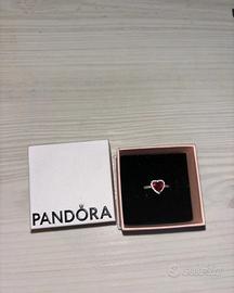 anello pandora con cuore rosso