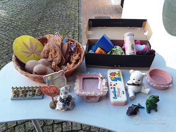 cestino con oggetti per mercatini 