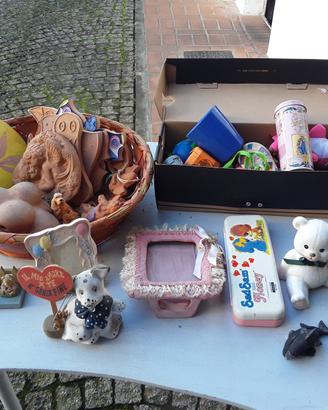 cestino con oggetti per mercatini 