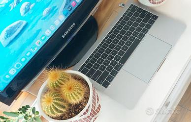 Apple MacBook Pro 2017 - macOS Tahoe 8GB I5 SSD