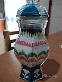 vaso in vetro con sabbia stratificata 
