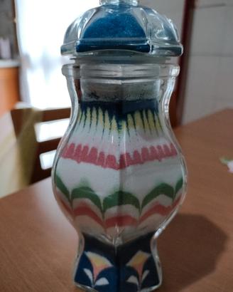 vaso in vetro con sabbia stratificata 