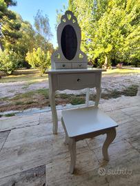 Mobiletto da trucco con specchio per bambina 