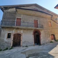 Intero fabbricato con terreno