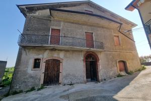 Intero fabbricato con terreno