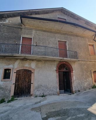 Intero fabbricato con terreno