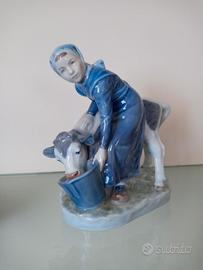 STATUINA ROYAL COPENHAGEN MUNGITRICE CON VITELLINO