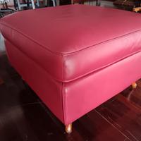 Un pouf artigianale in pelle rossa