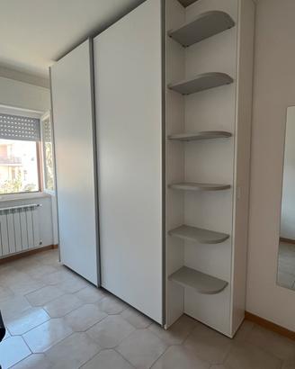 Armadio moderno con ante scorrevoli