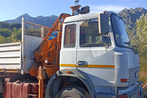 Camion iveco 3 assi con gru e ribaltabile 190-26