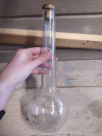 bottiglia in vetro vintage a forma di ampolla
