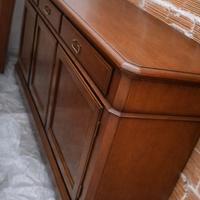 Credenza in stile classico,compatta e funzionale
