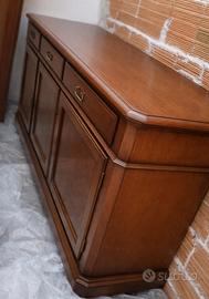 Credenza in stile classico,compatta e funzionale