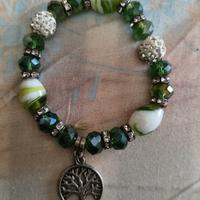 bracciale elastico con perline verdi e un ciondolo