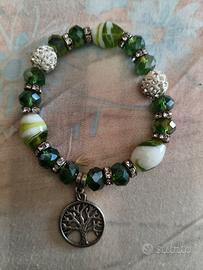 bracciale elastico con perline verdi e un ciondolo