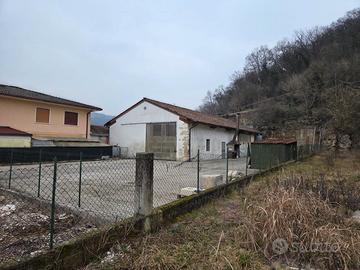 Capannone e area scoperta