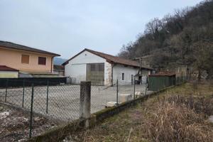 Capannone e area scoperta