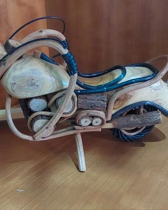 Moto artigianale in legno