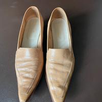 Mocassini beige  a punta in pelle e suola in cuoio