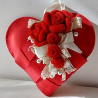 Cuore rosso  in panno con rose in lana  cotta