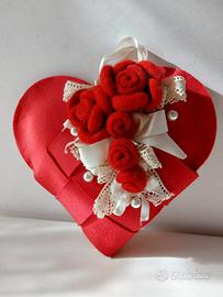 Cuore rosso  in panno con rose in lana  cotta