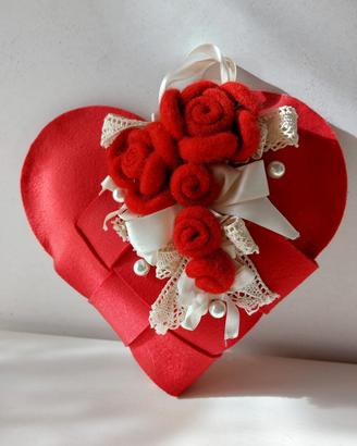 Cuore rosso  in panno con rose in lana  cotta