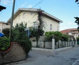 Appartamento con giardino vicino al mare