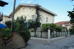 Appartamento con giardino vicino al mare