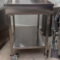 Tavolo a giorno con ripiano infondo