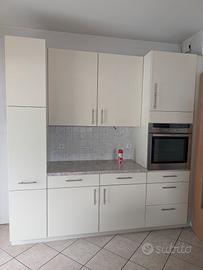 cucina completa, tavolo e panca 